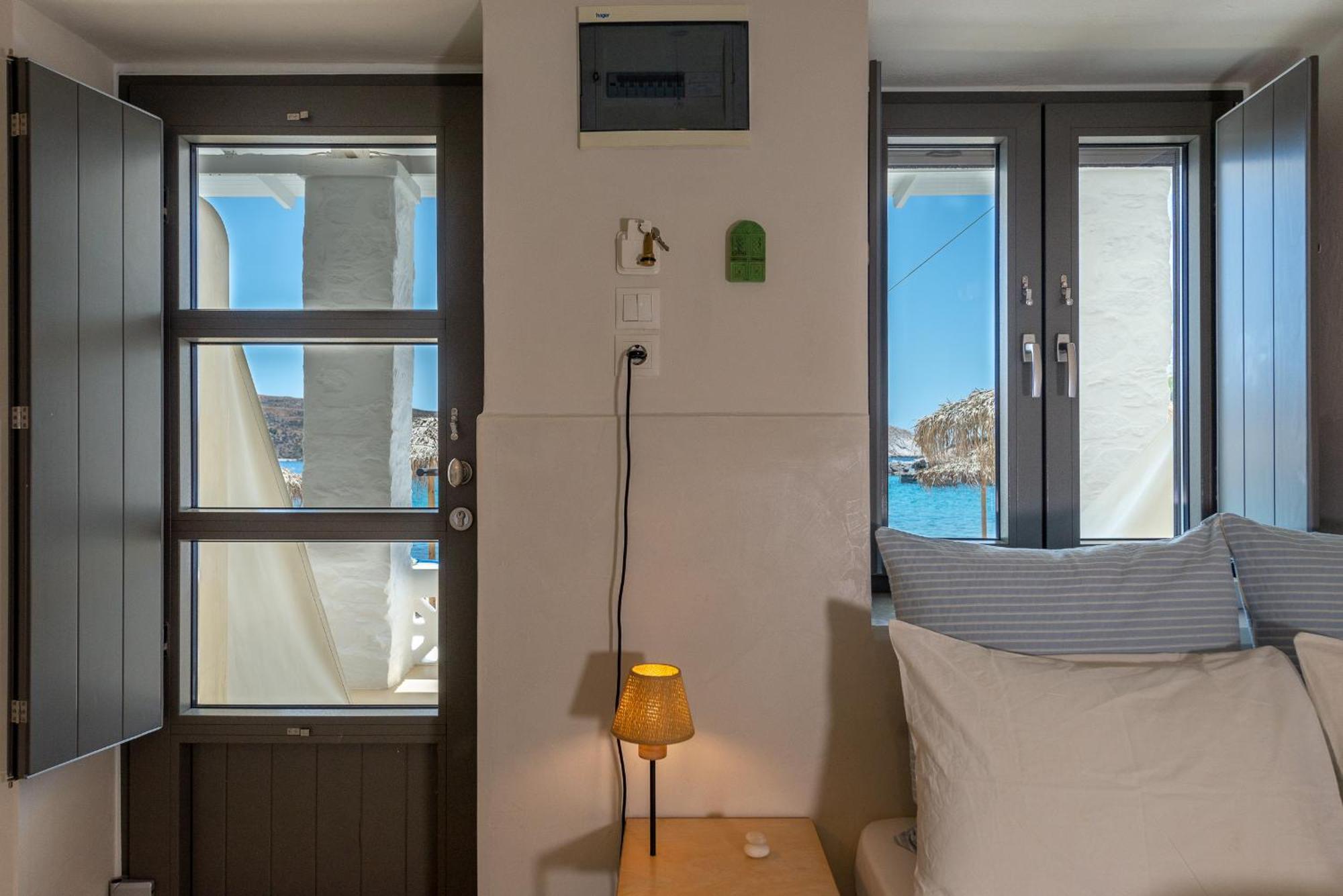 Emily Hotel Vári エクステリア 写真