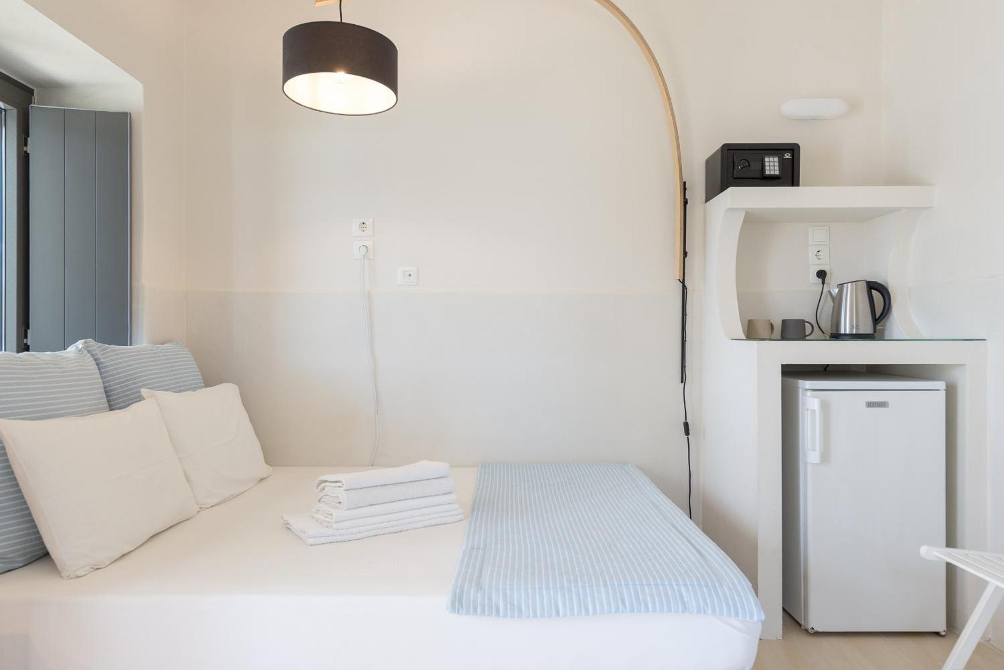 Emily Hotel Vári エクステリア 写真