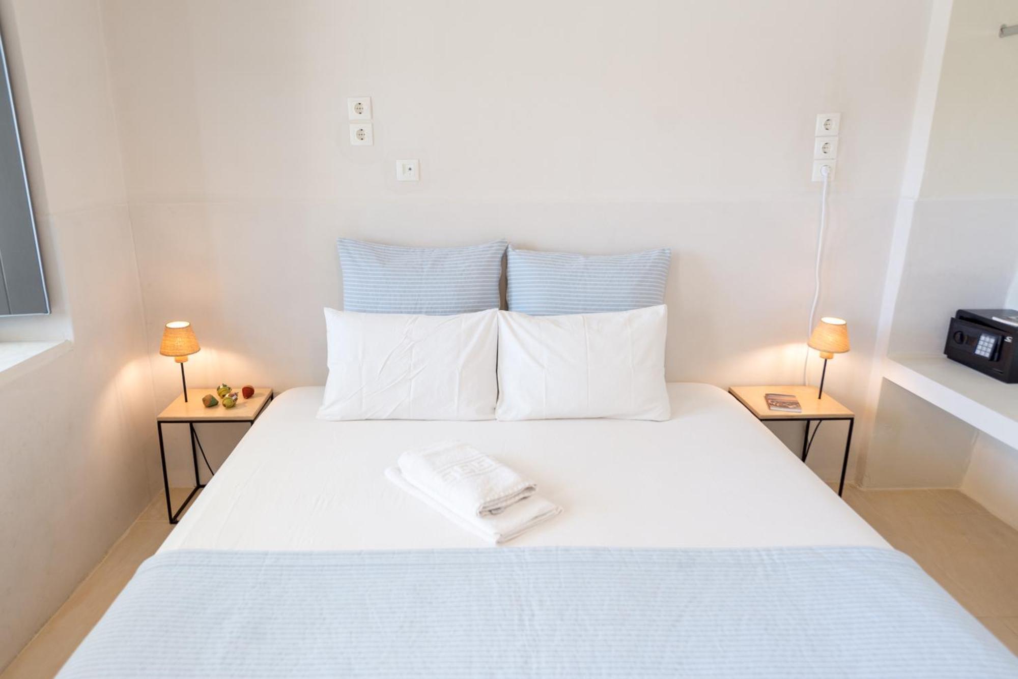 Emily Hotel Vári エクステリア 写真