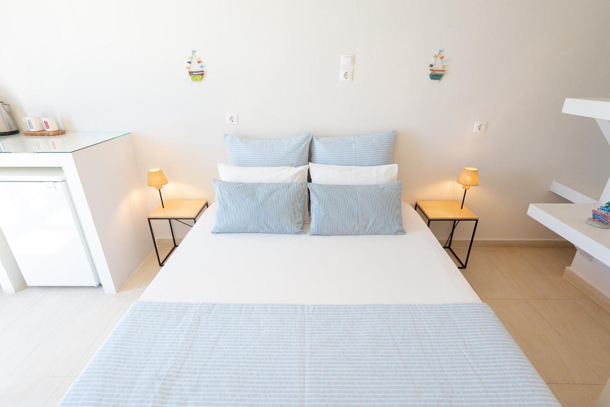 Emily Hotel Vári エクステリア 写真