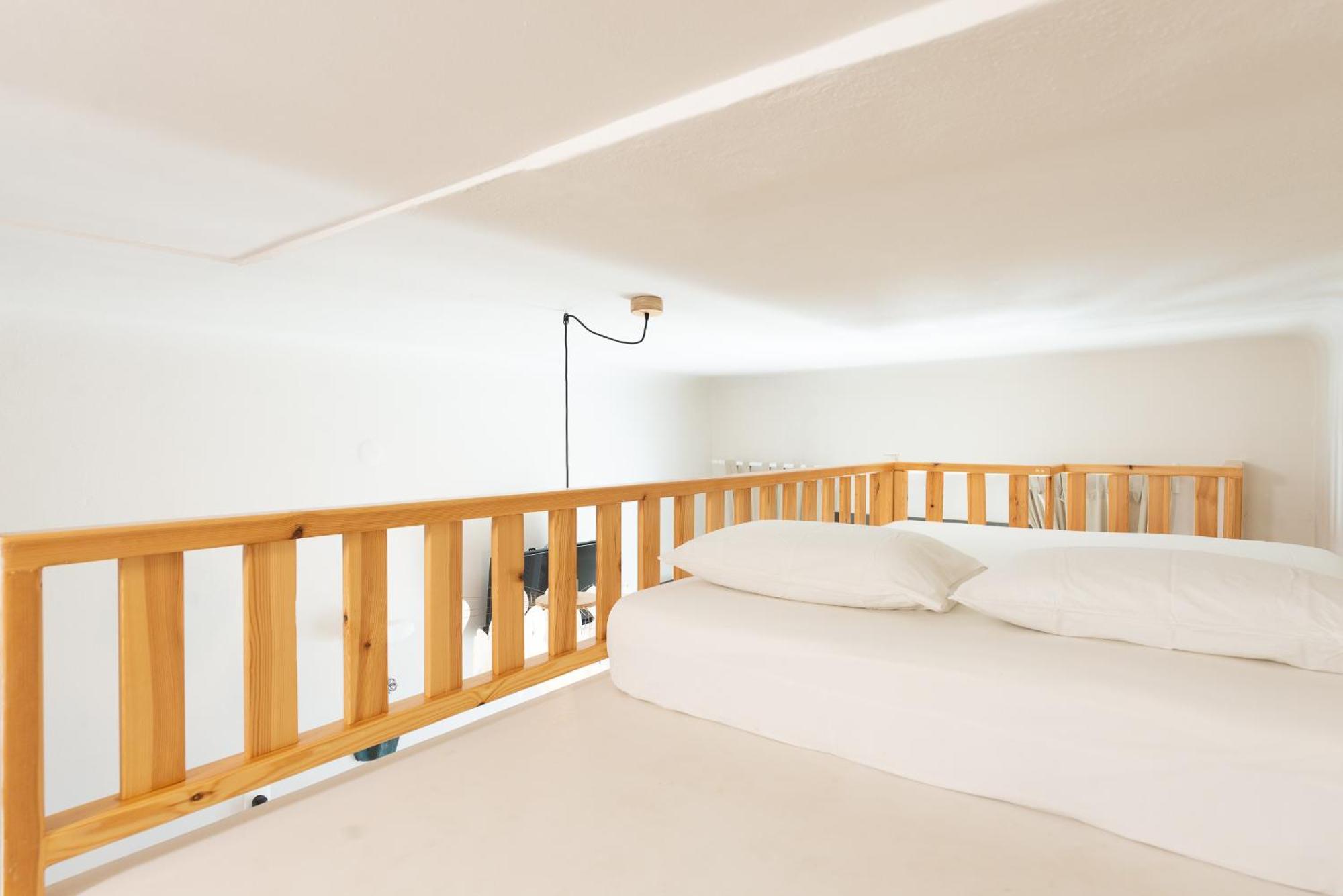 Emily Hotel Vári エクステリア 写真