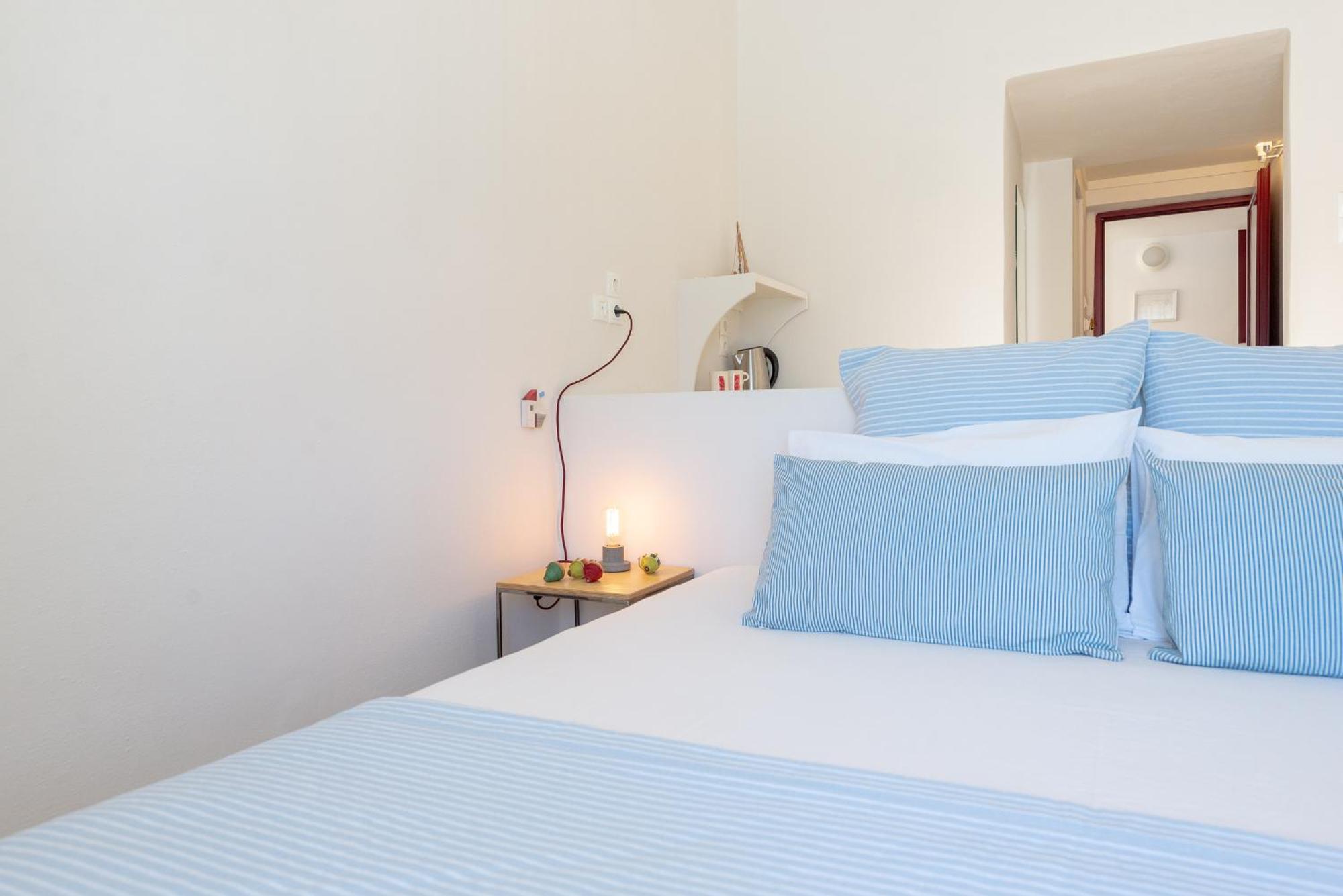 Emily Hotel Vári エクステリア 写真