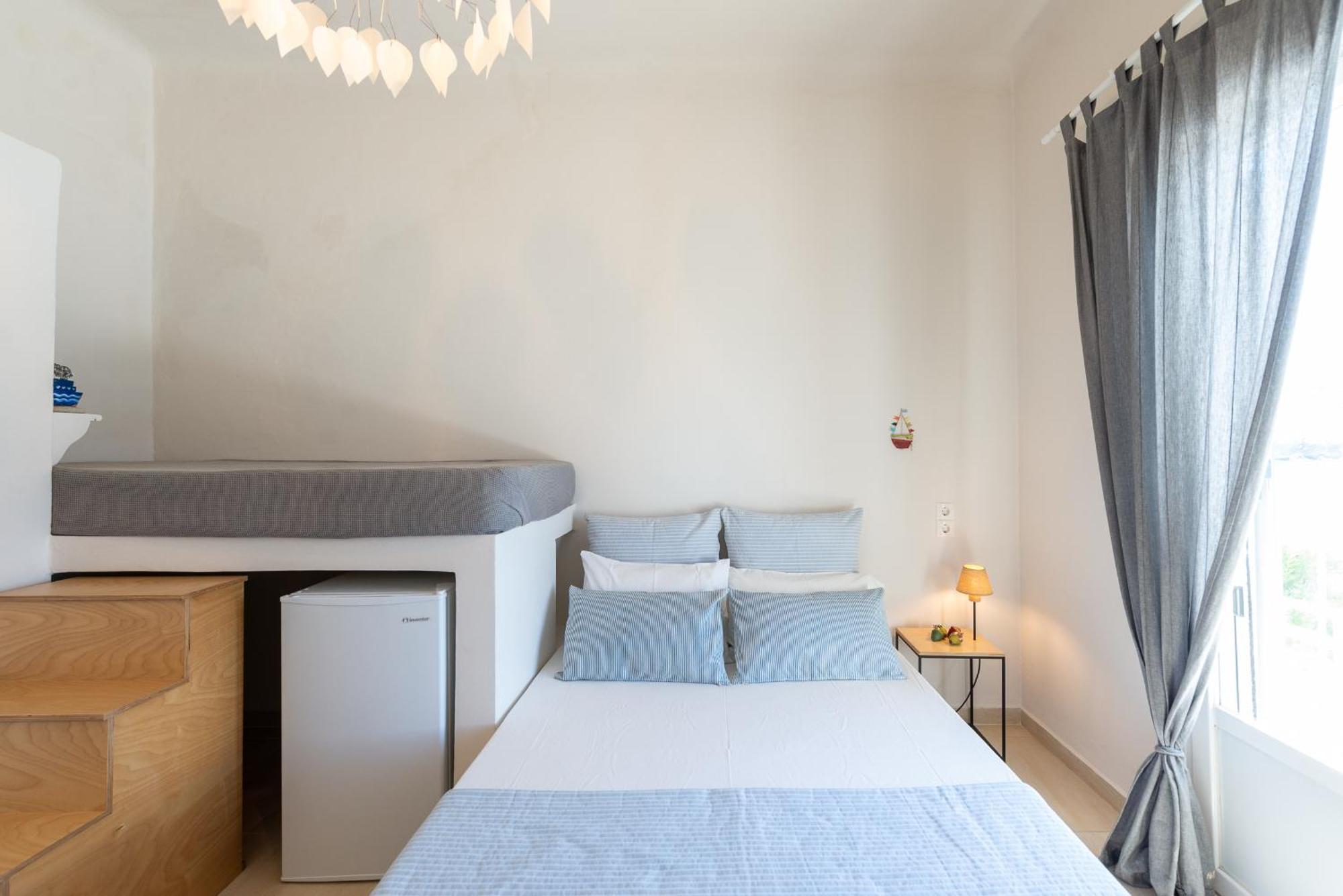 Emily Hotel Vári エクステリア 写真